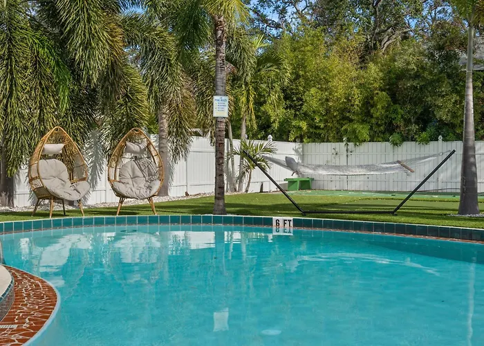 2B1B Stylish Little House W Shared Pool 511